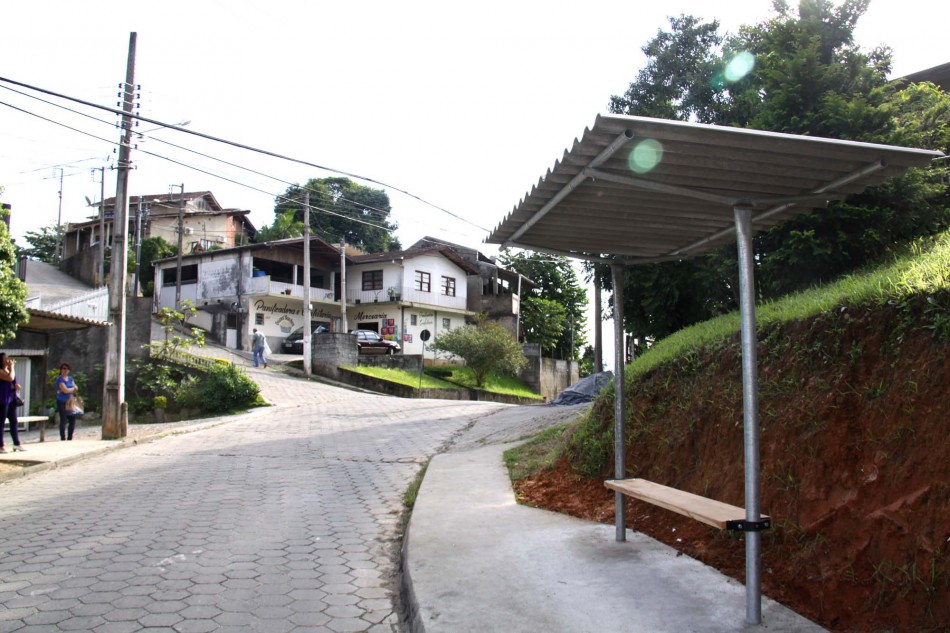 Prefeitura investe em melhorias nos pontos de ônibus