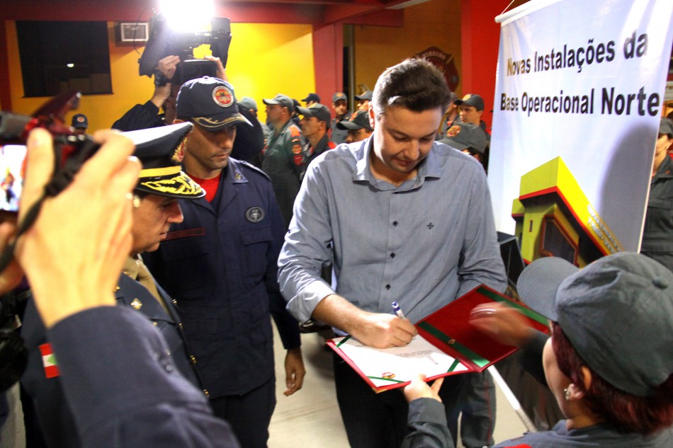 Prefeitura assina ordem de serviço para construção de nova base dos Bombeiros 