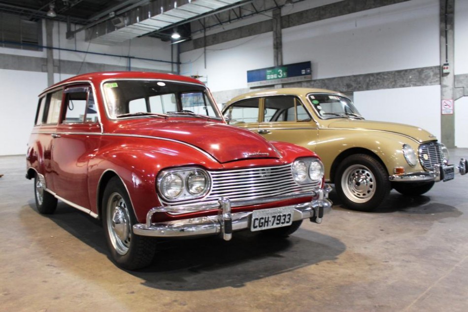 Parque Vila Germânica recebe exposição de carros históricos