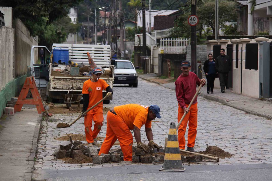 Prefeitura realiza recuperação asfáltica na rua Grevsmuehl