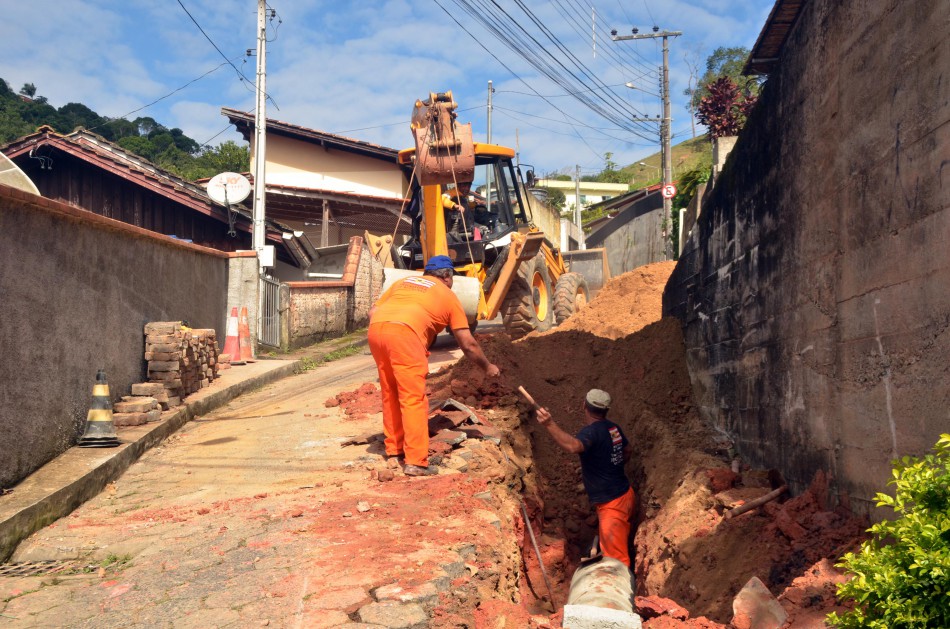 Prefeitura faz conserto de tubulação na rua Guanabara 