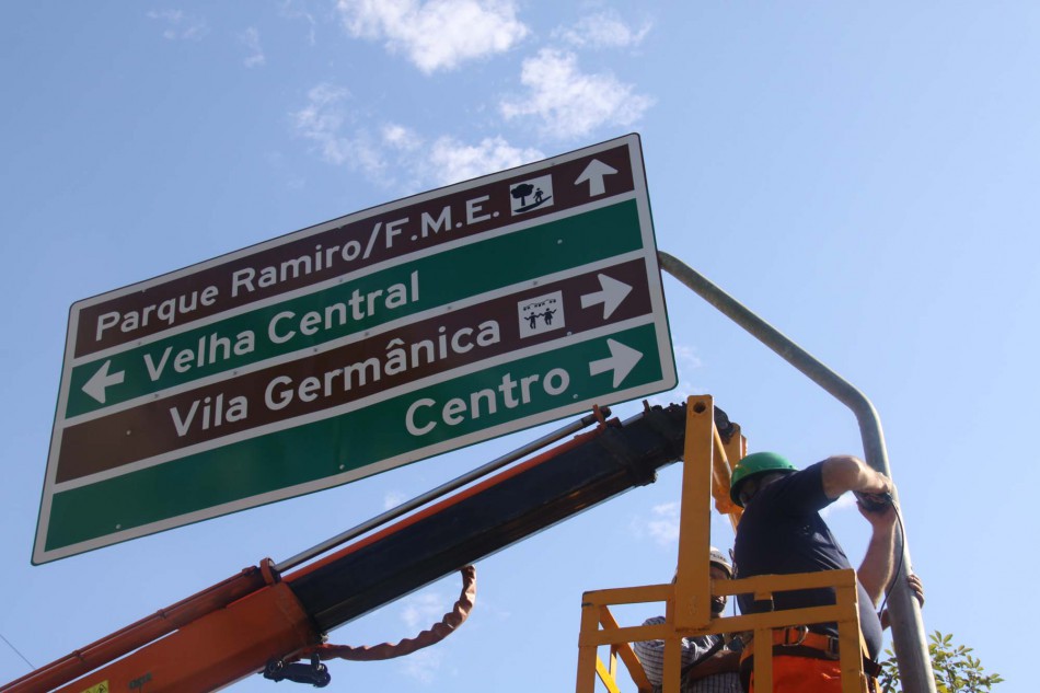 Prefeitura investe em sinalização e contempla 458 ruas neste semestre