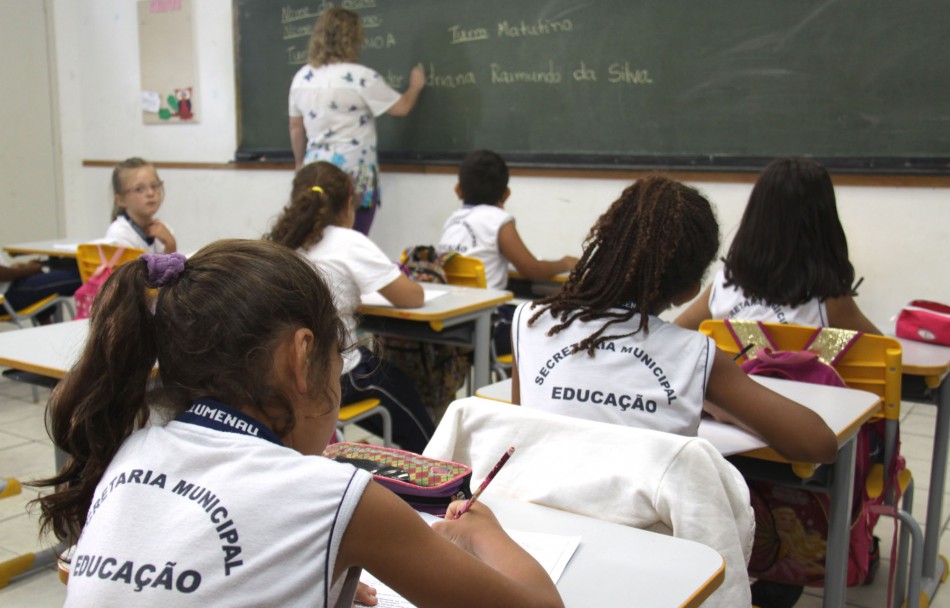 Profissionais da rede municipal de ensino recebem formação 