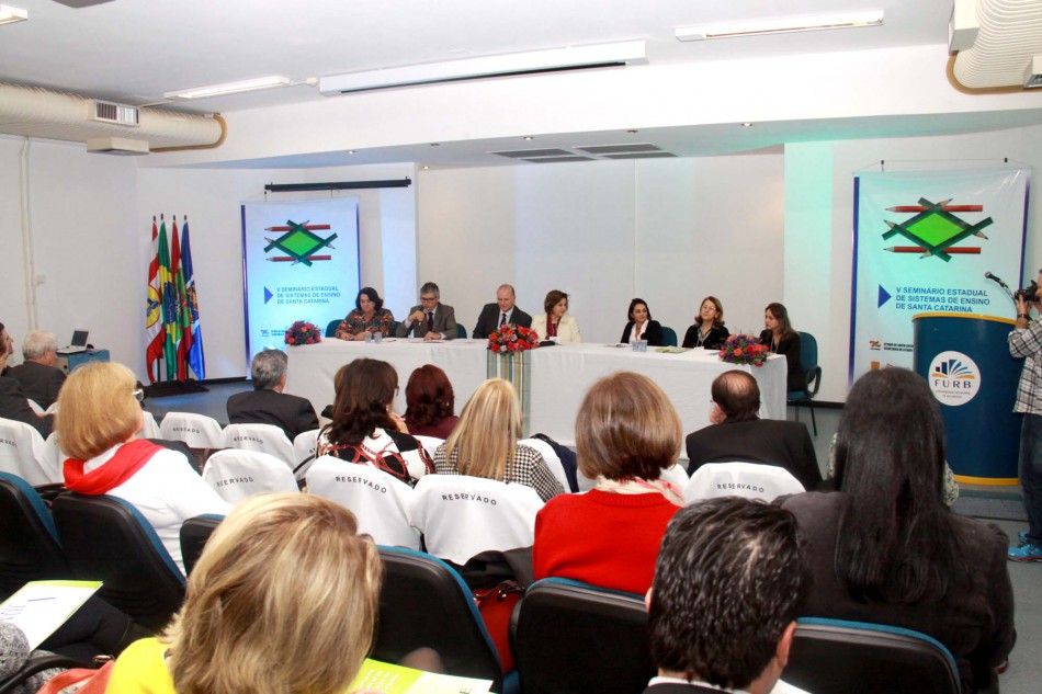 Seminário debate sistemas de ensino em Santa Catarina