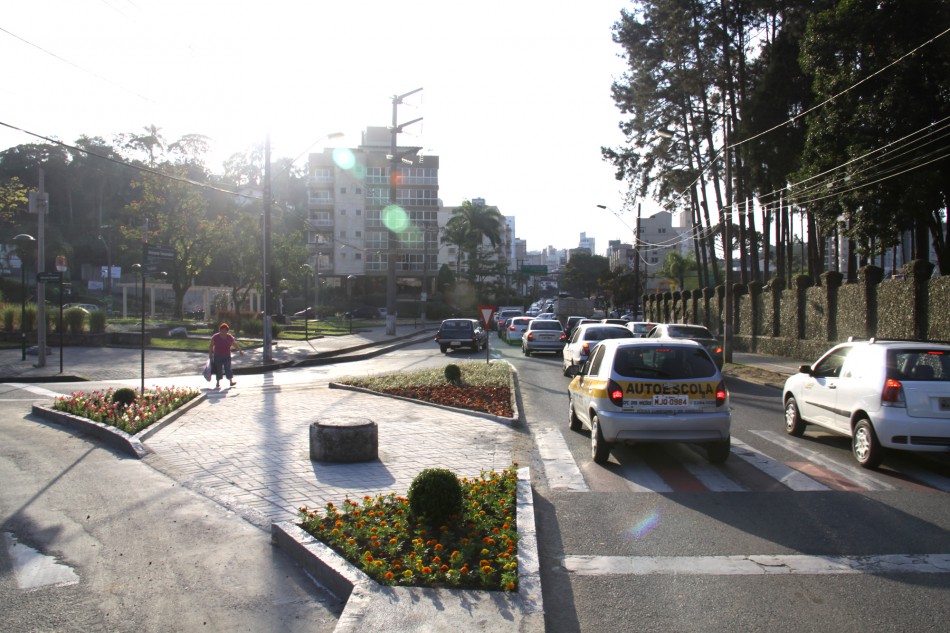Prefeitura conclui alargamento na rua Almirante Tamandaré