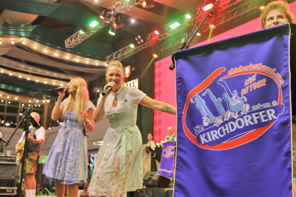 Banda alemã Die Kirchdorfer sobe ao palco pela segunda vez na 39ª Oktoberfest Blumenau