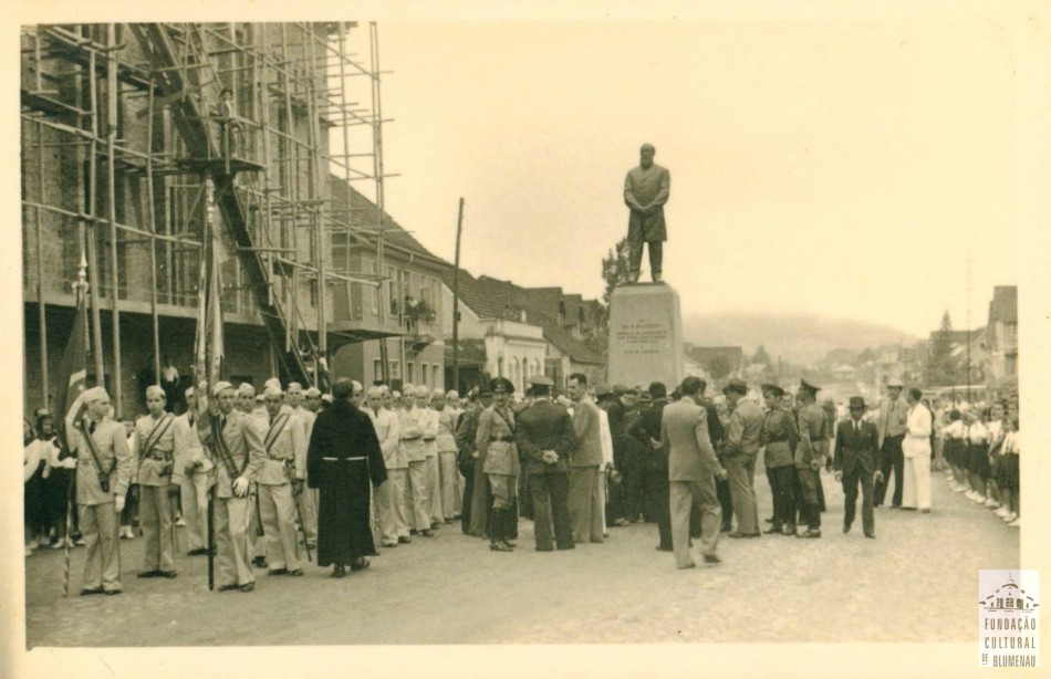 Memória Digital: Estátua do Dr. Blumenau