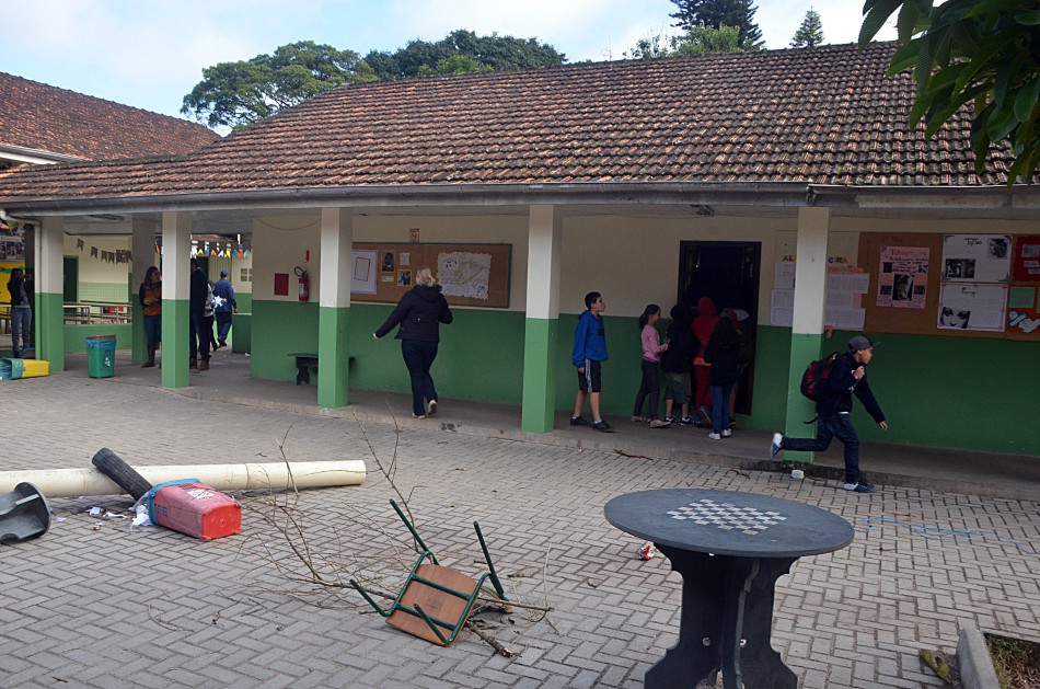 Defesa Civil faz simulado de vendaval na Escola Júlia Lopes