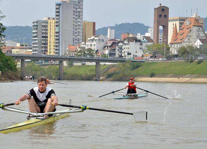 Competição de remo abre programação de aniversário de Blumenau