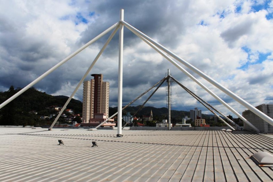 Pintura dos tirantes da Vila Germânica em fase de conclusão