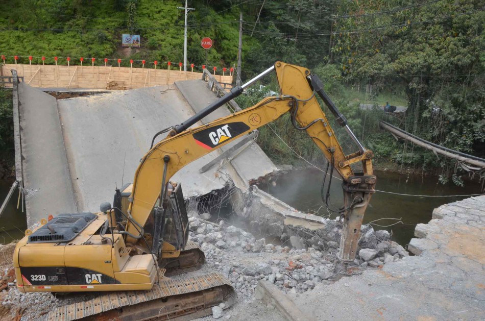 Ponte da rua Ruy Barbosa é demolida para construção de nova estrutura