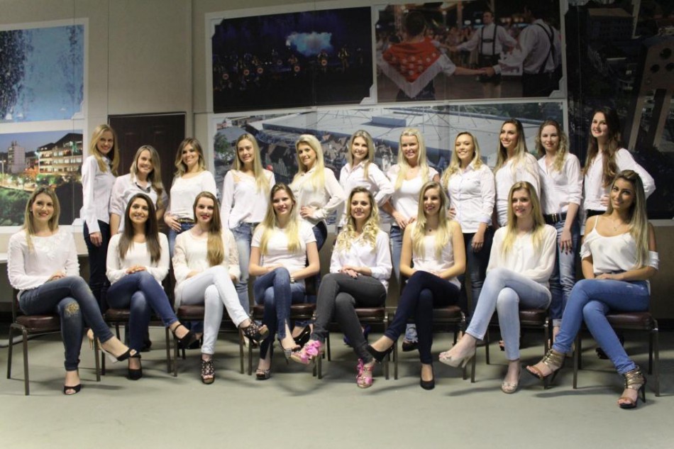 Candidatas à Realeza da Oktoberfest fazem primeira reunião