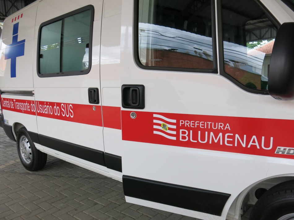 Blumenau recebe nova ambulância para transporte de pacientes