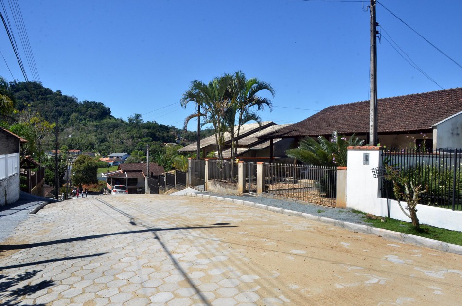 Pavimentações são entregues nos bairros Velha e Itoupavazinha