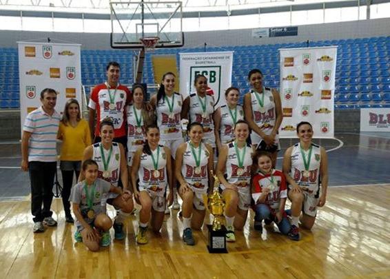 Basquete feminino conquista a Taça FCB Adulto