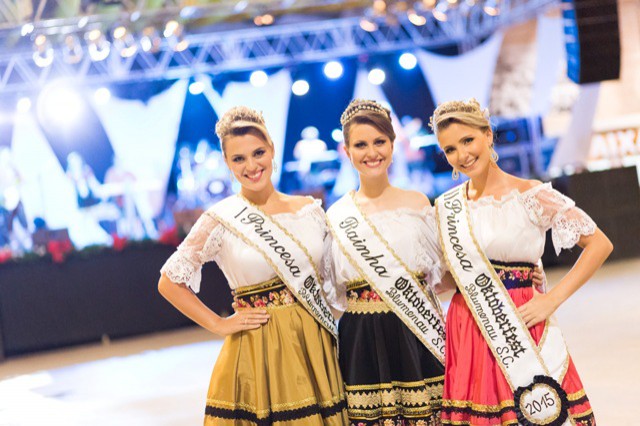 Realeza da Oktoberfest visita empresas do setor de turismo no RJ