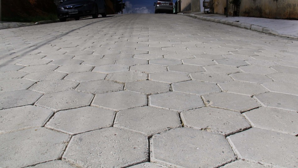 Moradores do bairro Passo Manso recebem três ruas pavimentadas 