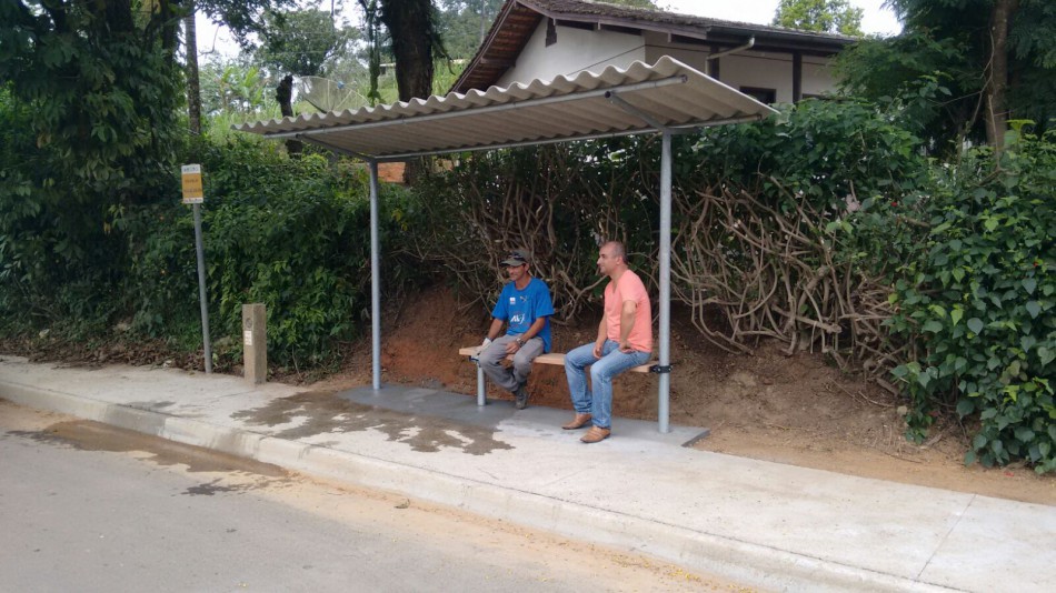 Novos abrigos de ônibus são instalados no bairro Badenfurt