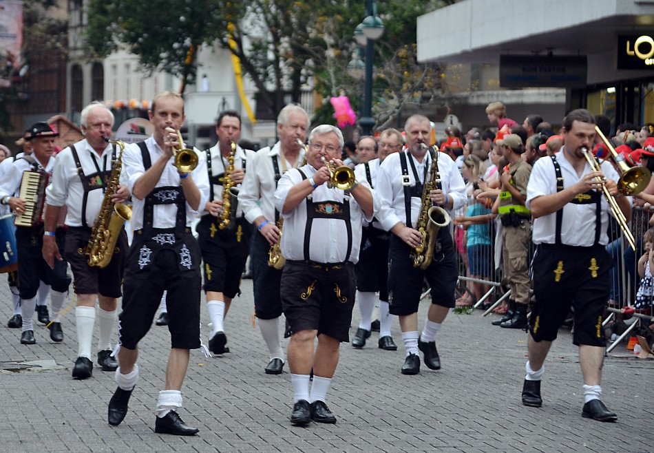 Saiba como fica o trânsito para os desfiles da Oktoberfest 2015
