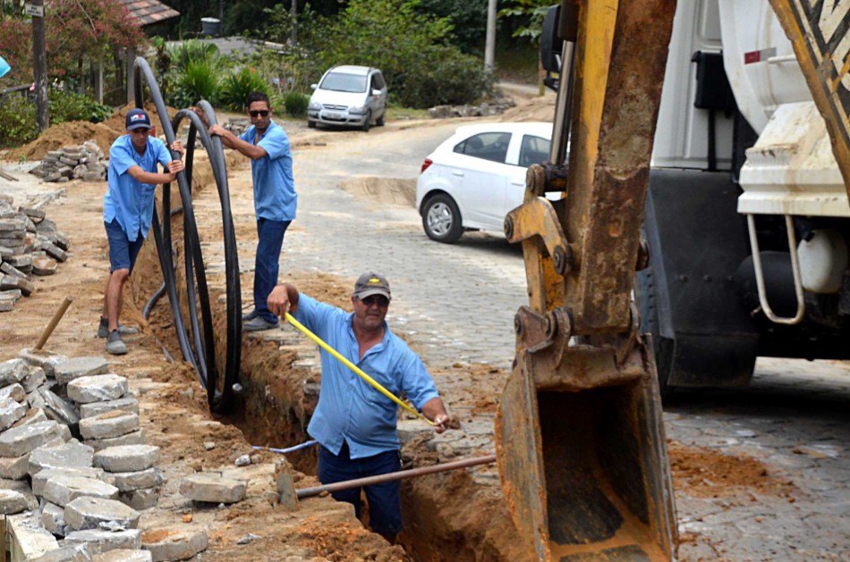 Obras de ampliação de rede de água avançam na rua Bahia e bairro Velha