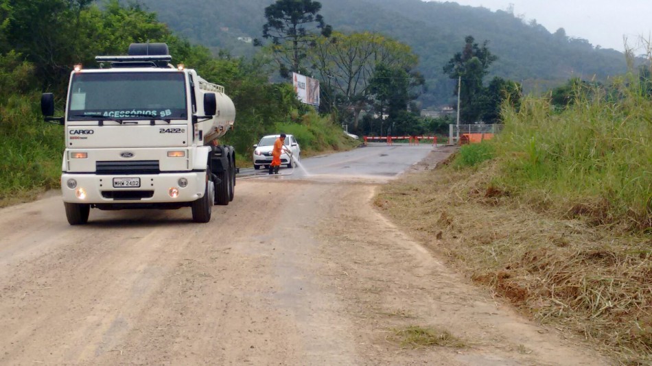 Desvio facilita trânsito durante obras na rua Fritz Spernau