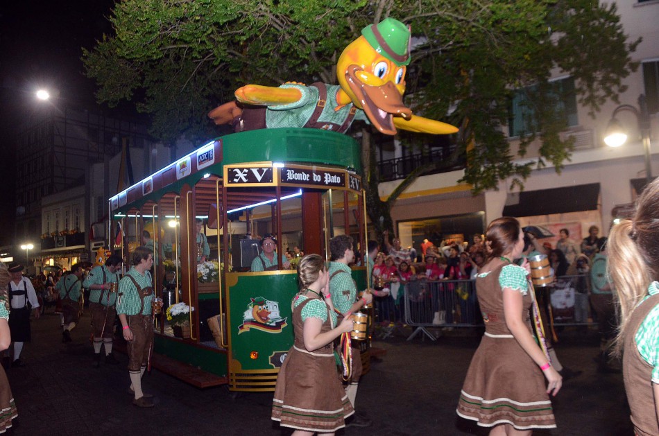 Desfile da Oktoberfest reúne 3 mil participantes nas atrações