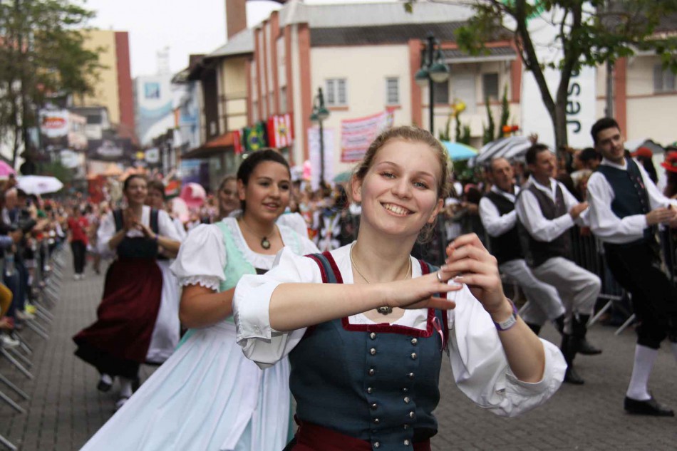 Blumenauense participa e aprova desfiles da Oktoberfest 2015