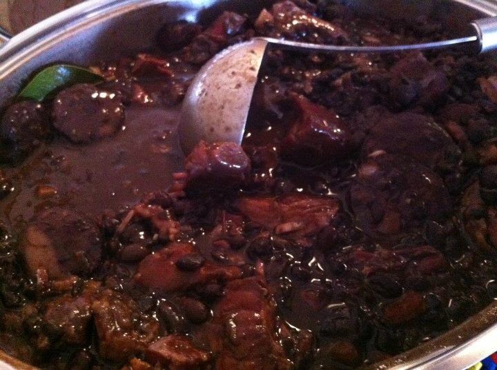 Associação Enloucrescer promove feijoada neste sábado 