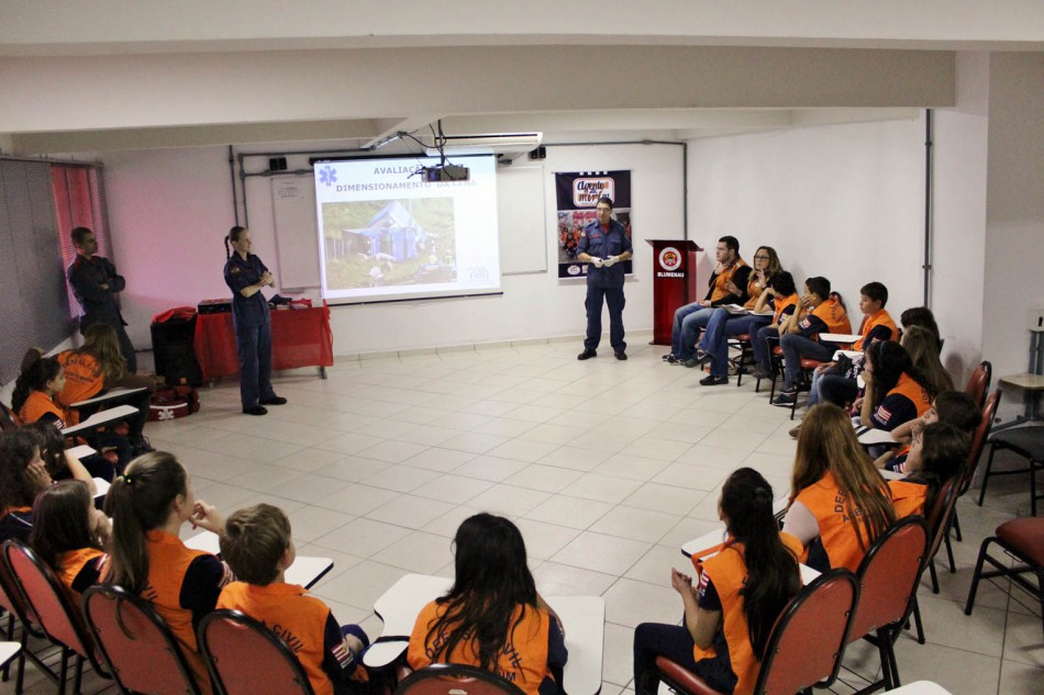 Agentes mirins recebem treinamento de primeiros socorros
