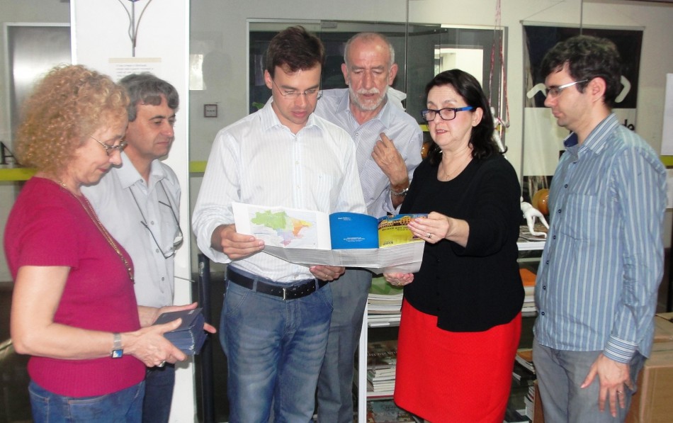 MAB recebe exemplares do livro Brasil em Números