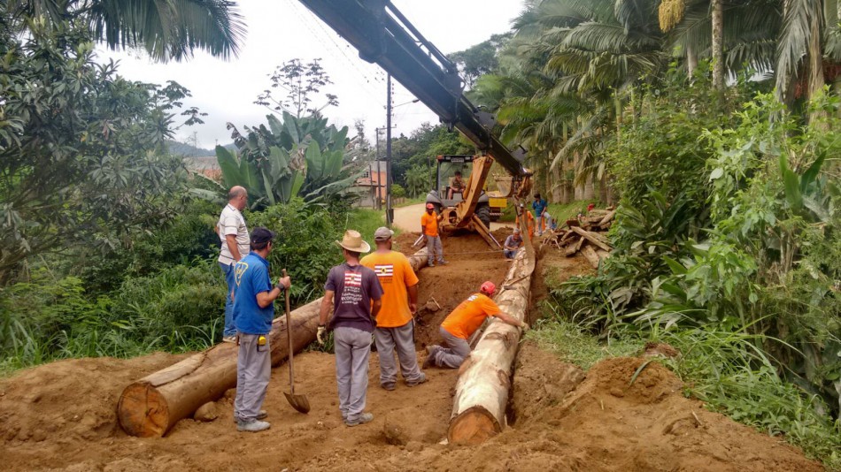 Prefeitura realiza manutenção em ponte da rua Helmund Trapp