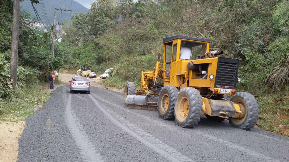 Pavimentação da rua Hermann Barthel, na Velha, está 75% executada 