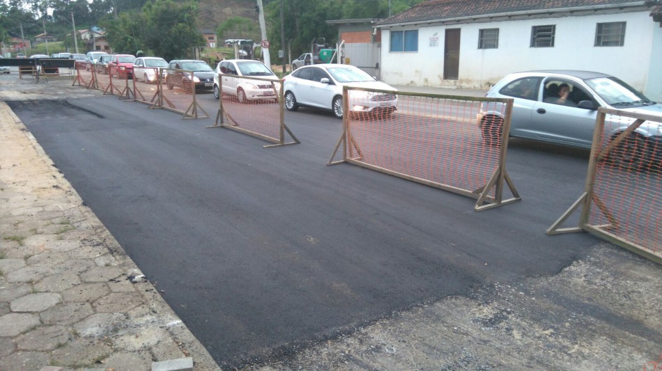 Obras recuperam passagem de trânsito pela rua Fritz Spernau