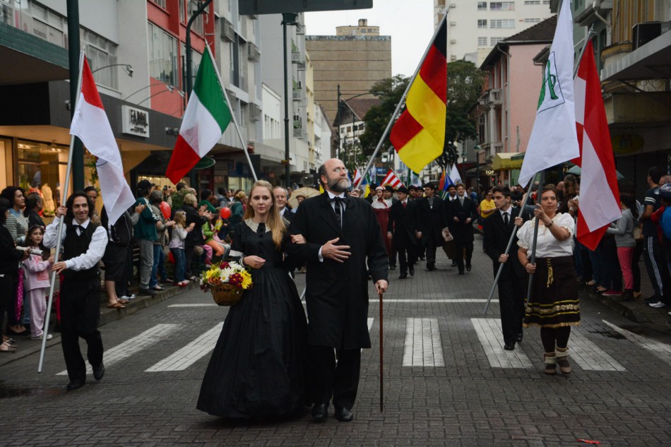 Chuva interrompe desfile dos 165 anos