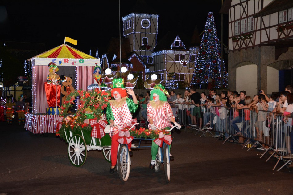Desfiles de Natal modificam o trânsito na rua Alberto Stein