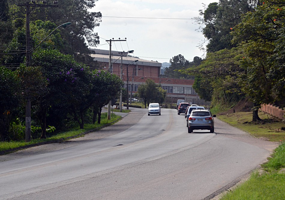 Serviços Urbanos faz conserto de tubulação na rua Itajaí
