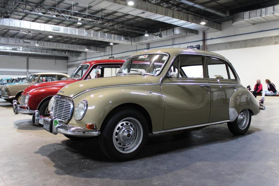 Vila Germânica recebe exposição de carros antigos