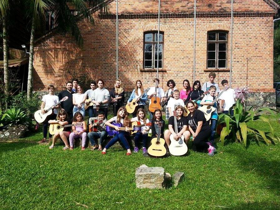 Alunos de violão retornam às aulas na Vila Itoupava