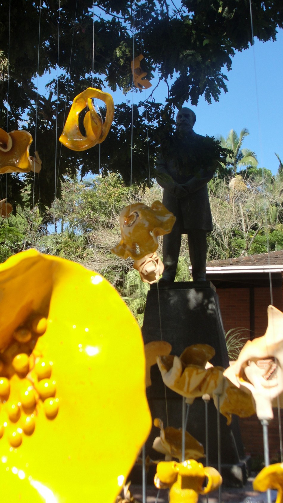 Grupo Barbotina planta flores no jardim do Mausoléu