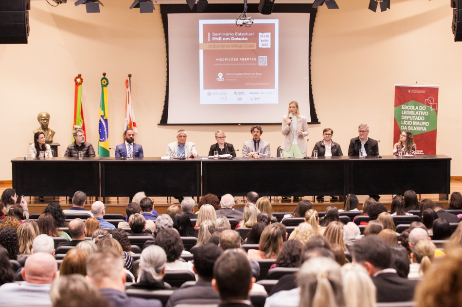 Blumenau participa de seminário sobre os desafios do Plano Nacional de Educação