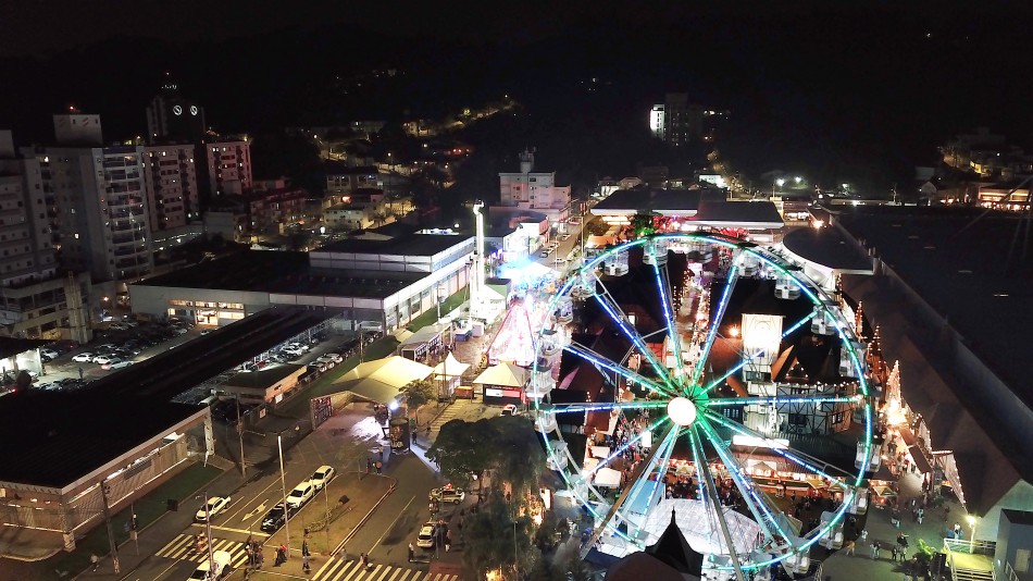Roda gigante de 35 metros e brinquedos radicais são diversão garantida na Oktoberfest