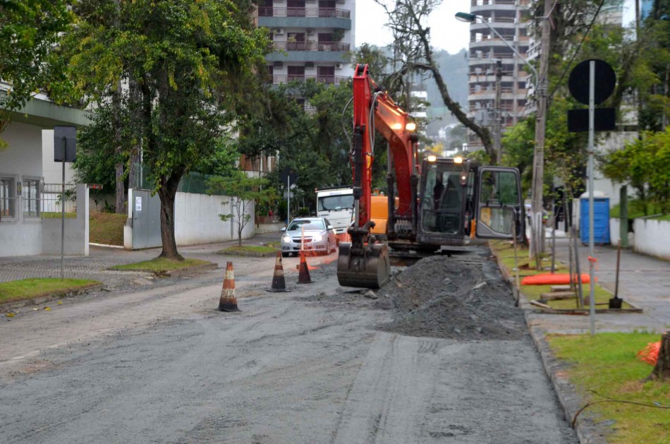 Trabalhos de pavimentação avançam na rua Nereu Ramos, no Centro
