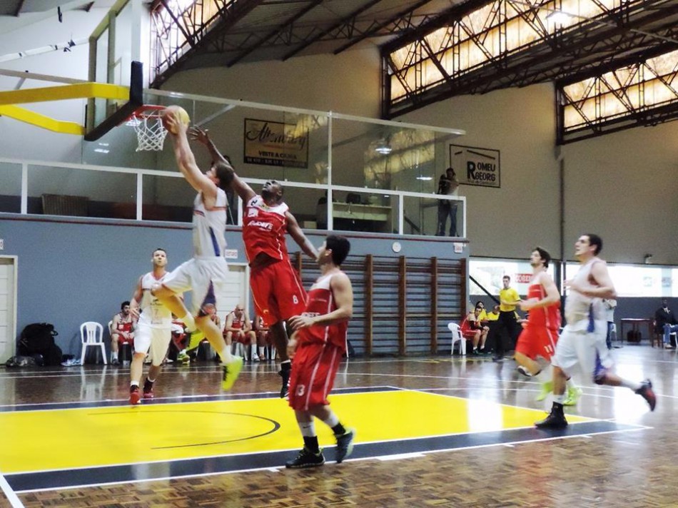 Basquete de Blumenau joga em busca da liderança do estadual