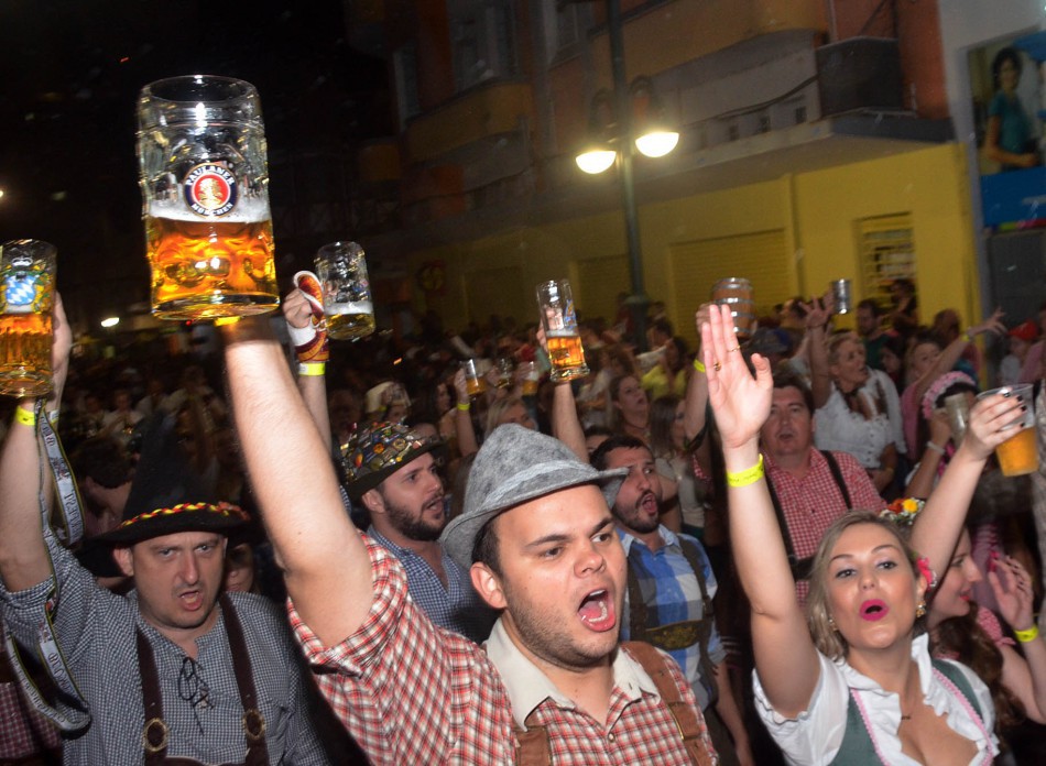 Primeiro desfile da 32ª Oktoberfest reúne mais de 20 mil pessoas 