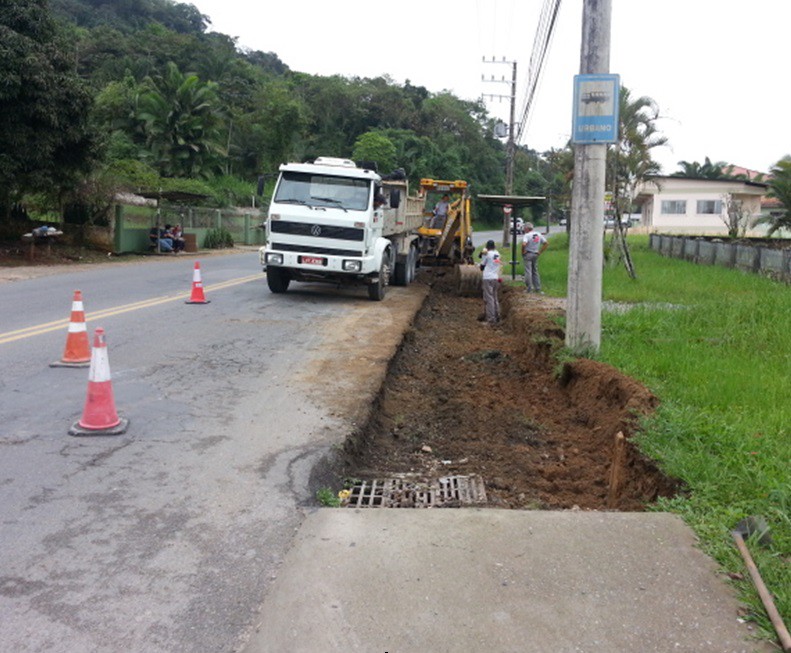 Comitiva vistoria execução de ciclovias na região Norte de Blumenau