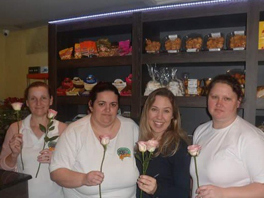 Distribuição de rosas reforça a luta contra o câncer