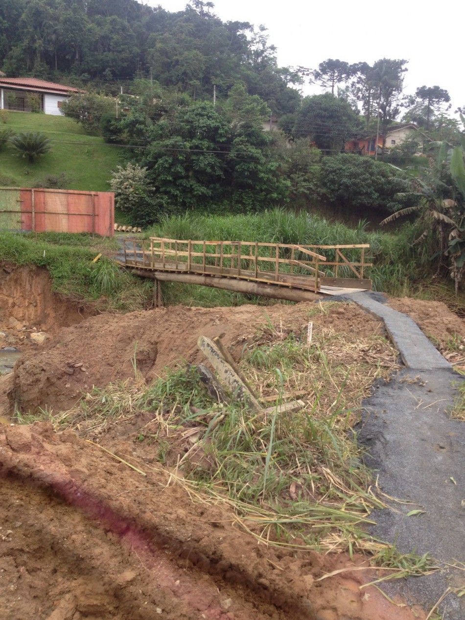 Passarela temporária para pedestres é instalada na Itoupava Central