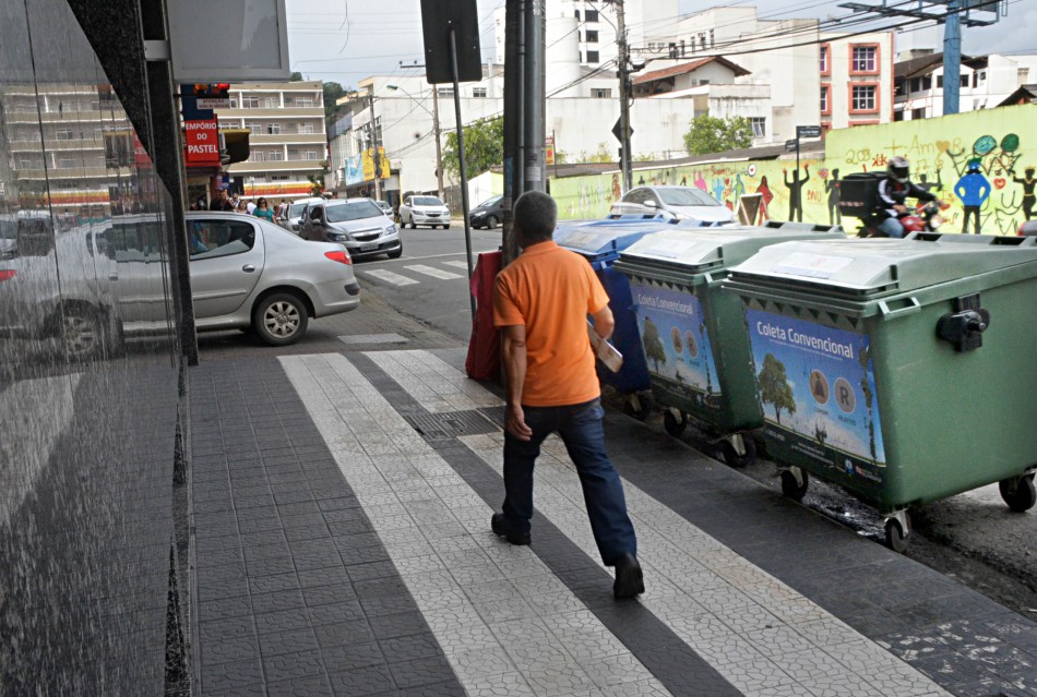 Samae amplia quantidade de contêineres para coleta de lixo no centro