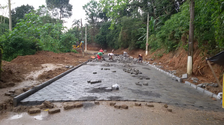 Obras fecham passagem pela rua 30 de agosto, no Salto do Norte