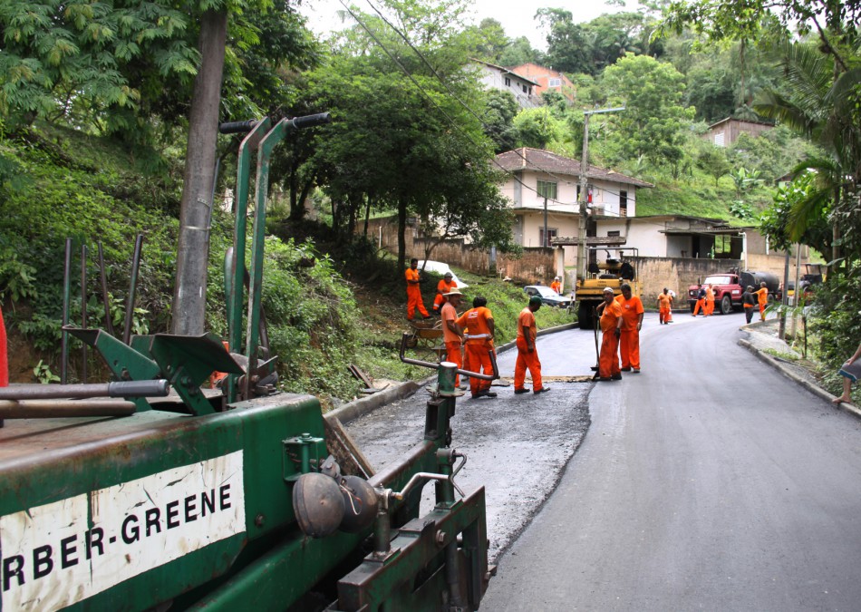 Prefeitura executa 1.000 metros de pavimentação na rua Hermann Barthel